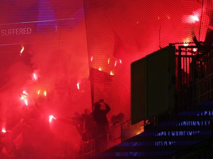 جماهير لانس تشعل ألعاباً نارية في المدرجات خلال مواجهة كلوب بروغ في دوري أبطال أوروبا - 21 أكتوبر 2026 - REUTERS