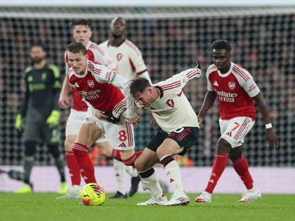 لاعب أرسنال مارتن أوديغارد في مواجهة أليكسيس ماك أليستر لاعب ليفربول بالدوري الإنجليزي الممتاز  - 8 يناير 2026 - Reuters