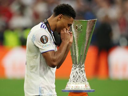 أولي واتكينز لاعب أستون فيلا لحظة مروره بجانب كأس الدوري الأوروبي قبل التتويج باللقب - 20 مايو 2026 - Reuters