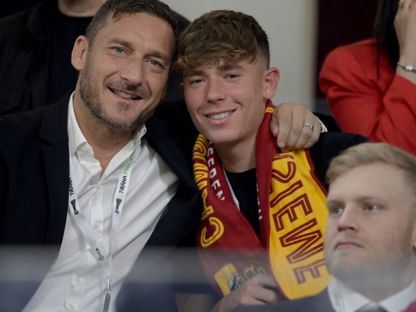 كريستيان توتي في صورة مع والده فرانشيسكو توتي أسطورة روما - - X/@HuffPostItalia