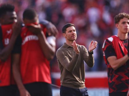 مدرب باير ليفركوزن تشابي ألونسو يصفق للجمهور بعد التعادل مع فرايبورغ وإحراز بايرن ميونيخ لقب الدوري الألماني - 26 أبريل 2025 - Reuters