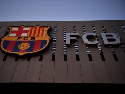 شعار نادي برشلونة على ملعب "كامب نو" - 5 أغسطس 2021 - AFP