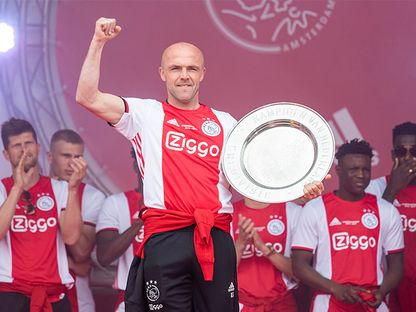 ألفريد شرودر يحتفل بدرع الدوري الهولندي عندما كانت مساعداً للمدرب في موسم 2018-2019 - ajax.nl