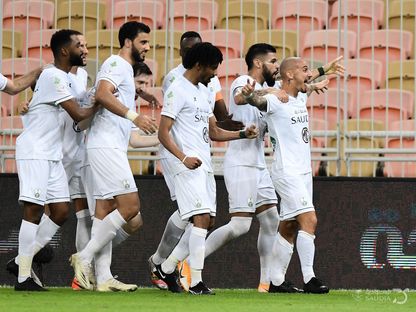 المهاجم الروماني أليكساندرو ميتريتا يحتفل مع زملائه في الأهلي بعد تسجيله هدفاً في شباك الوحدة - حساب الأهلي السعودي في تويتر