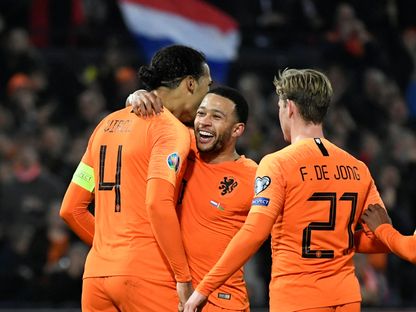 ممفيس ديباي وفرنكي دي يونج بقميص المنتخب الهولندي- 21 مارس 2019 - REUTERS