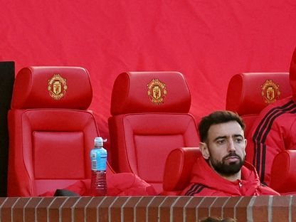 برونو فرنانديز على مقاعد مانشستر يونايتد خلال لقاء بورنموث بالدوري الإنجليزي - 25 أكتوبر 2026 - Reuters