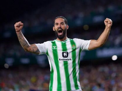 إيسكو نجم ريال بيتيس يحتفل بهدفه في شباك أوساسونا - 29 أكتوبر 2023 - twitter/RealBetis_Fr