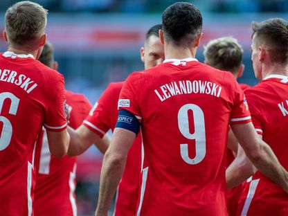 روبرتو ليفاندوفسكي ولاعبو بولندا خلال مواجهة ضد ويلز في الدوري الأوروبي - AFP