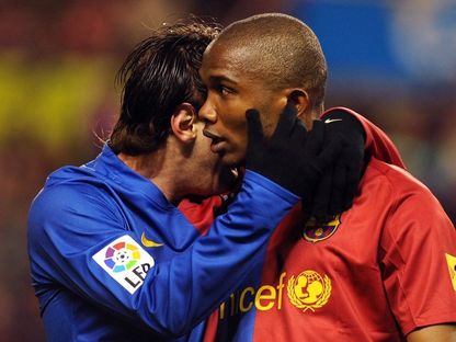 صورة تجمع صامويل إيتو وليونيل ميسي خلال مباراة برشلونة ضد إشبيلية في الدوري الإسباني عام 2008 - AFP