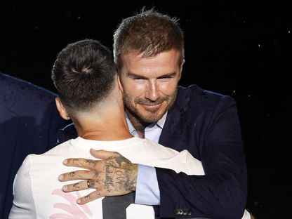 عناق بين ديفيد بيكهام وليونيل ميسي خلال تقديم الأرجنتيني لاعباً جديداً في إنتر ميامي - 16 يوليو 2023 - reuters