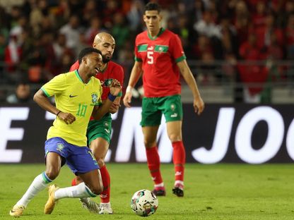 رودريغو في صراع على الكرة مع سفيان أمرابط خلال المباراة بين المغرب والبرازيل في طنجة - 26 مارس 2023 - AFP