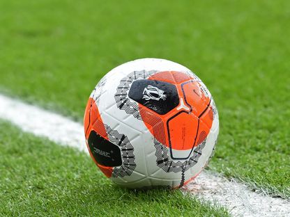 كرة على العشب خلال إحدى مباريات الدوري الإنكليزي - AFP