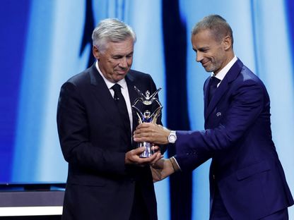 ألكسندر تشيفرين رئيس الاتحاد الأوروبي لكرة القدم يسلم كارلو أنشيلوتي مدرب ريال مدريد جائزة أفضل مدرب في أوروبا لموسم 2021-2022 - 25 أغسطس 2022 - REUTERS