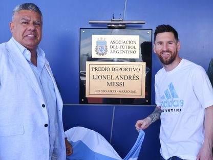 ليونيل ميسي ورئيس الاتحاد الأرجنتيني لكرة القدم كلاوديو تابيا خلال إطلاق اسم ميسي على مقرّ تدريب المنتخب - 25 مارس 2023 - Twitter/@Argentina