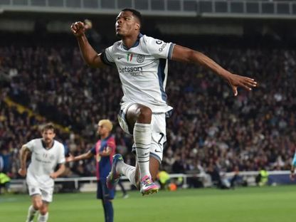 دينزل دومفريس مدافع إنتر ميلان يحتفل بهدفه الأول في مرمى برشلونة - 30 أبريل 2025 - uefa.com