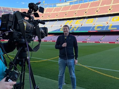 مراسل لقناة Barça TV في ملعب "كامب نو" - Twitter/@FCBRAC1