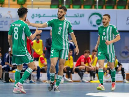 احتفال لاعبي منتخب الجزائر بتسجيل هدف في مرمى ليبيا بكأس العرب لكرة قدم الصالات - 8 يونيو 2023 - Twitter/UAFAAC