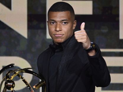 كيليان مبابي بعد نيله جائزة أفضل لاعب في الدوري الفرنسي خلال احتفال لاتحاد لاعبي كرة القدم المحترفين - 28 مايو 2023 - AFP