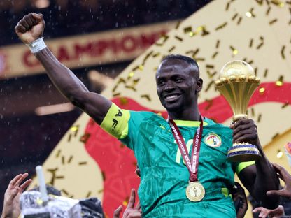 ساديو ماني يرفع كأس أمم إفريقيا بعد نهائي البطولة بين السنغال والمغرب - 18 يناير 2026 - Reuters