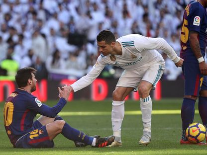 كريستيانو رونالدو يساعد ليونيل ميسي على النهوض في مواجهة الكلاسيكو بين ريال مدريد وبرشلونة - 23 ديسمبر 2017 - REUTERS