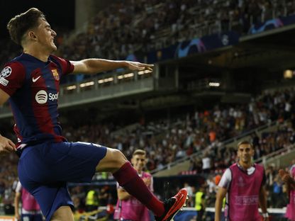 لاعب برشلونة غافي يحتفل بالتسجيل في مرمى أنتويرب في دوري أبطال أوروبا - 19 سبتمبر 2023 - Reuters