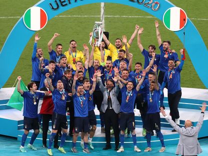 لاعبو منتخب إيطاليا يحملون كأس أمم أوروبا في ملعب ويمبلي - Pool via REUTERS