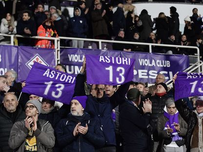 جمهور فيورنتينا يُحيي ذكرى المدافع الإيطالي الراحل دافيدي أستوري يوم 4 مارس 2023 - Reuters