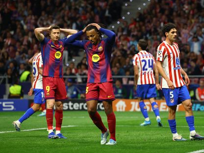 لاعبا برشلونة روبرت ليفاندوفسكي وجول كوندي خلال ربع نهائي دوري أبطال أوروبا ضد أتلتيكو مدريد - 14 أبريل 2026 - Reuters