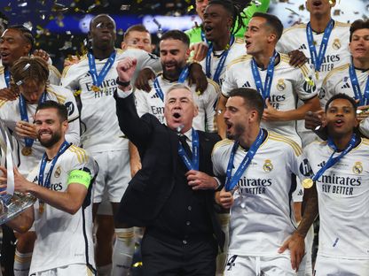 كارلو أنشيلوتي يحتفل مع لاعبي ريال مدريد بعد إحراز دوري أبطال أوروبا إثر الفوز على بوروسيا دورتموند في النهائي - 1 يونيو 2024 - Reuters