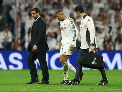 كيليان مبابي يخرج من الملعب مصاباً خلال مباراة بين ريال مدريد وأرسنال في دوري أبطال أوروبا - 16 أبريل 2025 - Reuters