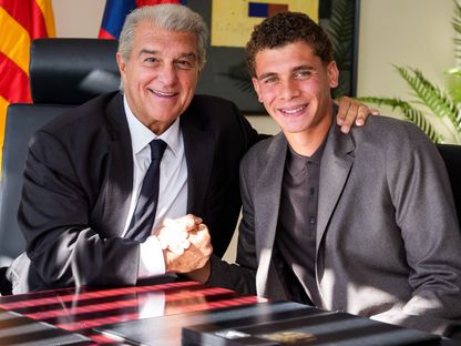 حمزة عبد الكريم يحتفل بتمديد العقد مع لابورتا رئيس برشلونة - 15 سبتمبر 2026 - X/@FCBarcelona