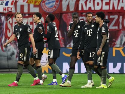 لاعبو بايرن ميونيخ يحتفلون بالهدف الخامس أمام لايبزيغ في الدوري الألماني - 17 يناير 2026 - Reuters