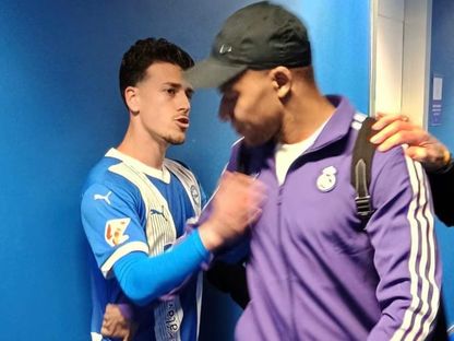 كيليان مبابي مهاجم ريال مدريد يعتذر لأنطونيو بلانكو لاعب ألافيس بعد طرده بسبب تدخل عنيف - 13 أبريل 2025 - X@diarioas