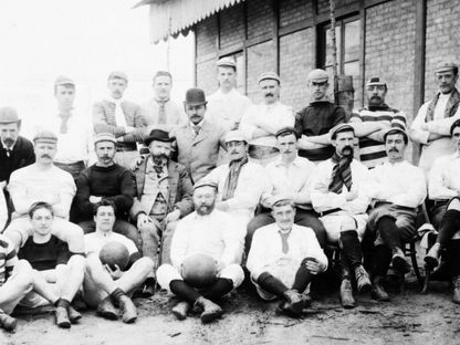 أول صورة لمباراة كرة قدم في إسبانيا بين هويلفا وإشبيلية عام 1890 حفظها هوغو ماكول - sevilla/x