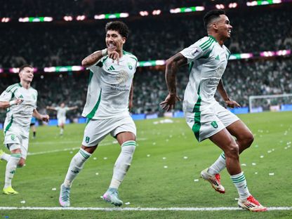 روبرتو فيرمينو لاعب الأهلي السعودي يحتفل مع زميله وينديرسون جالينو بهدفه في شباك كاواساكي فرونتال - 3 مايو 2025 - Reuters