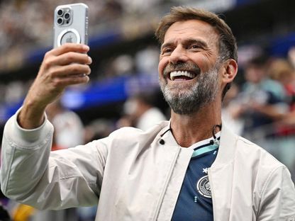 المدرب يورغن كلوب يرتدي قميص منتخب ألمانيا خلال مباراة كوراساو وألمانيا 7-1 في كأس العالم - 14 يونيو 2026 - reuters