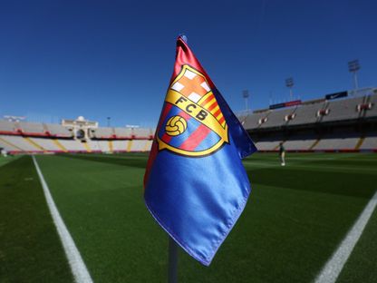 شعار برشلونة على علم الزاوية في ملعب مونتجويك قبل مواجهة جيرونا في الدوري الإسباني- 30 مارس 2025 - Reuters