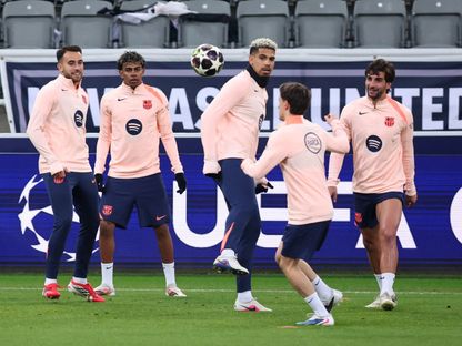 لاعبو برشلونة في حصة تدريبية قبل مواجهة نيوكاسل في ذهاب ثمن نهائي دوري أبطال أوروبا - 9 مارس 2026 - Reuters
