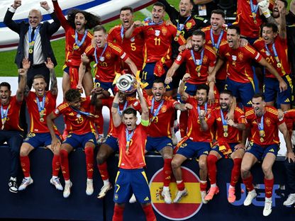 لاعبو إسبانيا يحتفلون بعد التتويج بكأس أوروبا 2024 - 14 يوليو 2024 - REUTERS