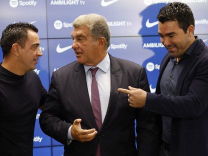 رئيس برشلونة جوان لابورتا يتوسّط المدير الرياضي للنادي ديكو والمدرب تشافي هيرنانديز - 13 سبتمبر 2023  - Reuters 