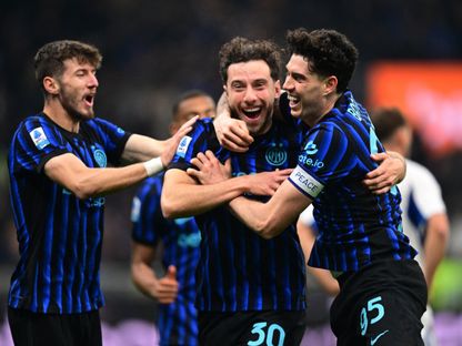 كارلوس أوغوستو لاعب إنتر ميلان يحتفل بهدفه أمام كومو بالدوري الإيطالي - 6 ديسمبر 2025 - Reuters