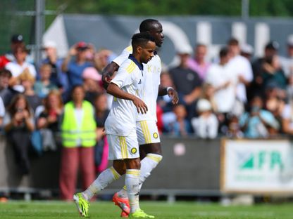 احتفال ساديو ماني وعبد الرحمن غريب لاعبي النصر بتسجيل هدف في مرمى يوهان النمساوي بمباراة ودية - 26 يوليو 2025 - X/@AlNassrFC