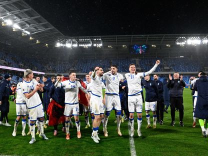 لاعبو كوسوفو يحتفلون بعد الفوز على سلوفاكيا في نصف نهائي ملحق كأس العالم - 26 مارس 2026 - Reuters