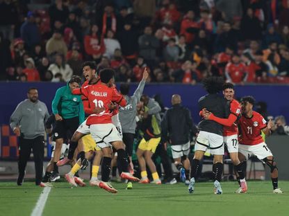 لاعبون مصريون يحتفلون بعد الفوز على تشيلي معتقدين بتأهلهم إلى ثمن نهائي كأس العالم تحت 20 عاماً - 4 أكتوبر 2025 - fifa.com
