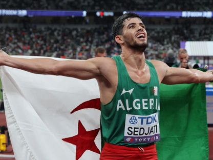 الجزائري جمال سجاتي يحتفل بفضية سباق 800 متر في طوكيو - 20 سبتمبر 2025 - Reuters
