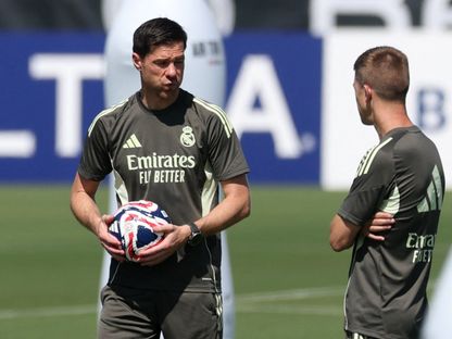 تشابي ألونسو مدرب ريال مدريد في حصة تدريبية استعداداً لمواجهة الهلال في كأس العالم للأندية - 15 يونيو 2025 - Reuters