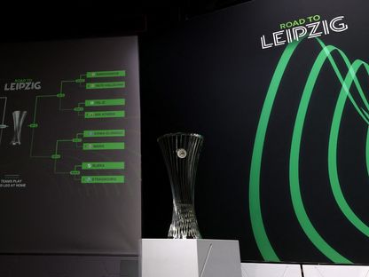 كأس مسابقة دوري المؤتمر الأوروبي لكرة القدم في مراسم القرعة النهائية - 27 فبراير 2026 - Reuters