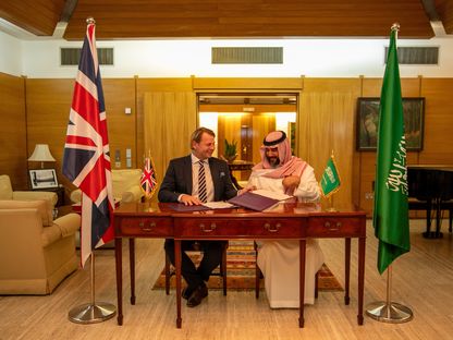 الأمير فيصل بن بندر وتشيستر كينغ خلال توقيع اتفاقية التعاون - 9 أكتوبر 2023 - X/@Saudi_Esports