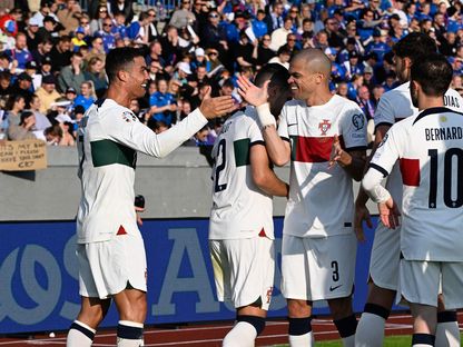 كريستيانو رونالدو يحتفل مع بيبي وزملائه بالمنتخب بعد تسجيله هدف الفوز في شباك إستونيا - 20 يونيو 2023 - https://twitter.com/EURO2024