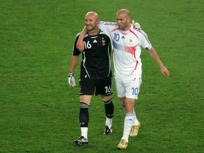 زين الدين زيدان وفابيان بارتيز يحتفلان بفوز فرنسا على إسبانيا في كأس العالم - 27 يونيو 2006 - REUTERS